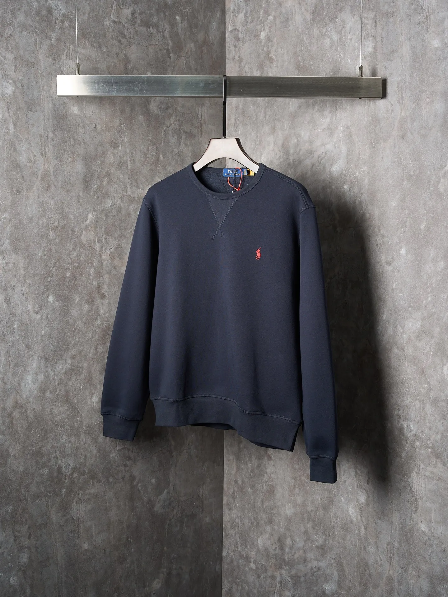P290 Actual auction] Ralph Lauren/Ralph Lauren solid color pony logo embroidered round neck sweatshirt (navy blue) [Ready stock] S M L XL custom cloud-like honey cotton fleece sweatshirt material with delicate touch and comfortable skin fit. A touch of midnight navy blue as the main color, exquisite red pony logo embellishment, full of recognition, with an atmosphere of freedom and vitality, pure and smart color symphony, and outlines a high-end outline with extreme simplicity. Become the smart focus of vision and show your taste in silence. Use imported machine embroidery technology. Use advanced computer control system and precision mechanical components to realize the iconic pony embroidery operation. High precision. The lines are smooth and delicate. Adopt Hasuo technology. Use specific machines to sew. Hasuo has high fastness. It adds visual effects. It is time-consuming and labor-intensive. The fabrics have been washed and have a better hand feel. Not easy to deform. Not easy to shrink. Not easy to fade. Maintain long-term beauty and fit.